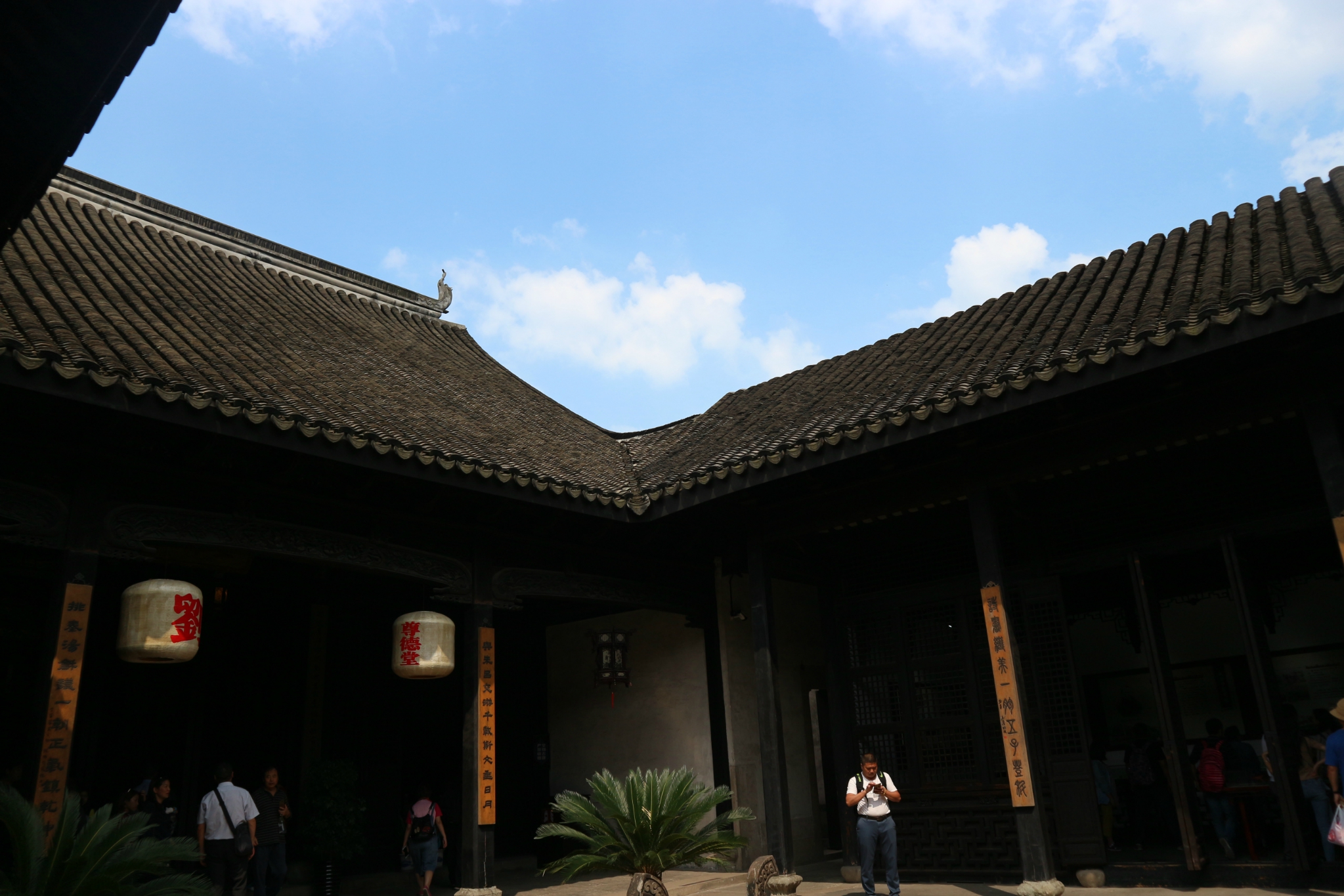 我们的第一个景点小莲庄大致可以分为两部分一是以荷花池为中心的园林