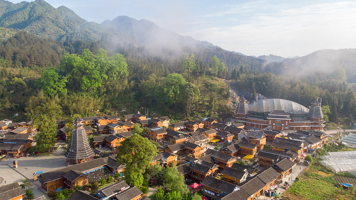 白日里的寨子是宁静美好的微风拂面闲闲逛逛喝着米酒无忧无虑而这里的