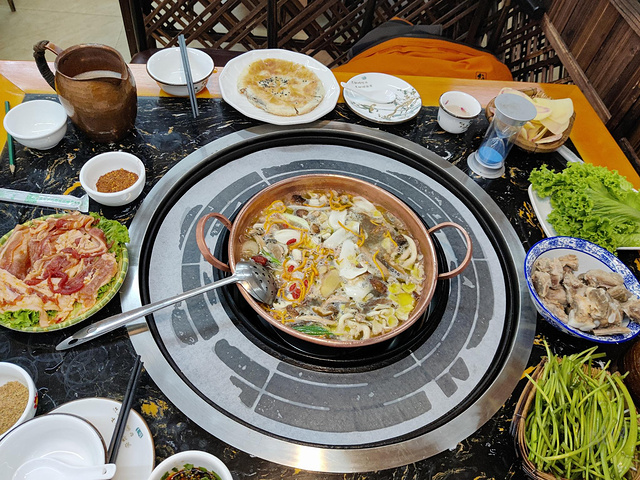 "锅里沸腾的鲜香菌菇味让人食欲大开。必点：铜锅野生菌腊排骨_花姐野生菌腊排骨火塘花园餐厅"的评论图片