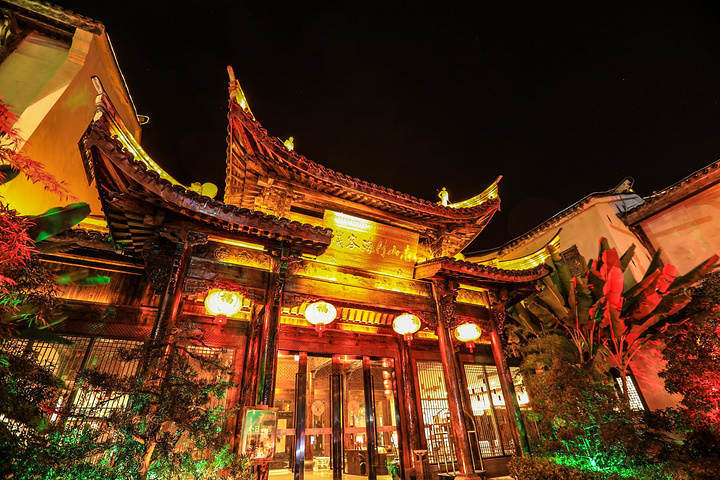 我入住的普通标间,房间很干净,古朴典雅的风格,中午入住酒店,阳光正好