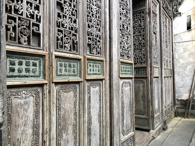 过了振源堂就来到了百寿花厅,屋内96个字体各异的"寿"字刻在12扇落地