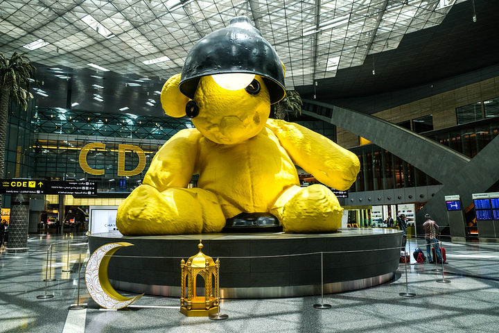 "多哈机场标志性塑像-大黄熊。多哈机场很大，感觉是富丽堂皇，空调很足。多哈机场留影。多哈机场。多哈机场_多哈机场"的评论图片