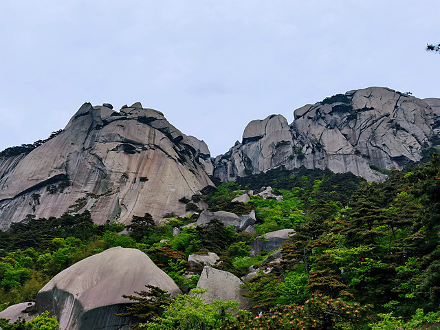 "五一假期，徒步的人不少，从南大门到索道上站一路上登山舒适度都很好。哦，攀岩也没试过，不知道手劲够不够_天柱山"的评论图片