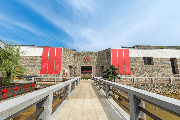 再加上江南固有的山水园林元素,恰与宁海"人意山光,灵动山水"的意境相