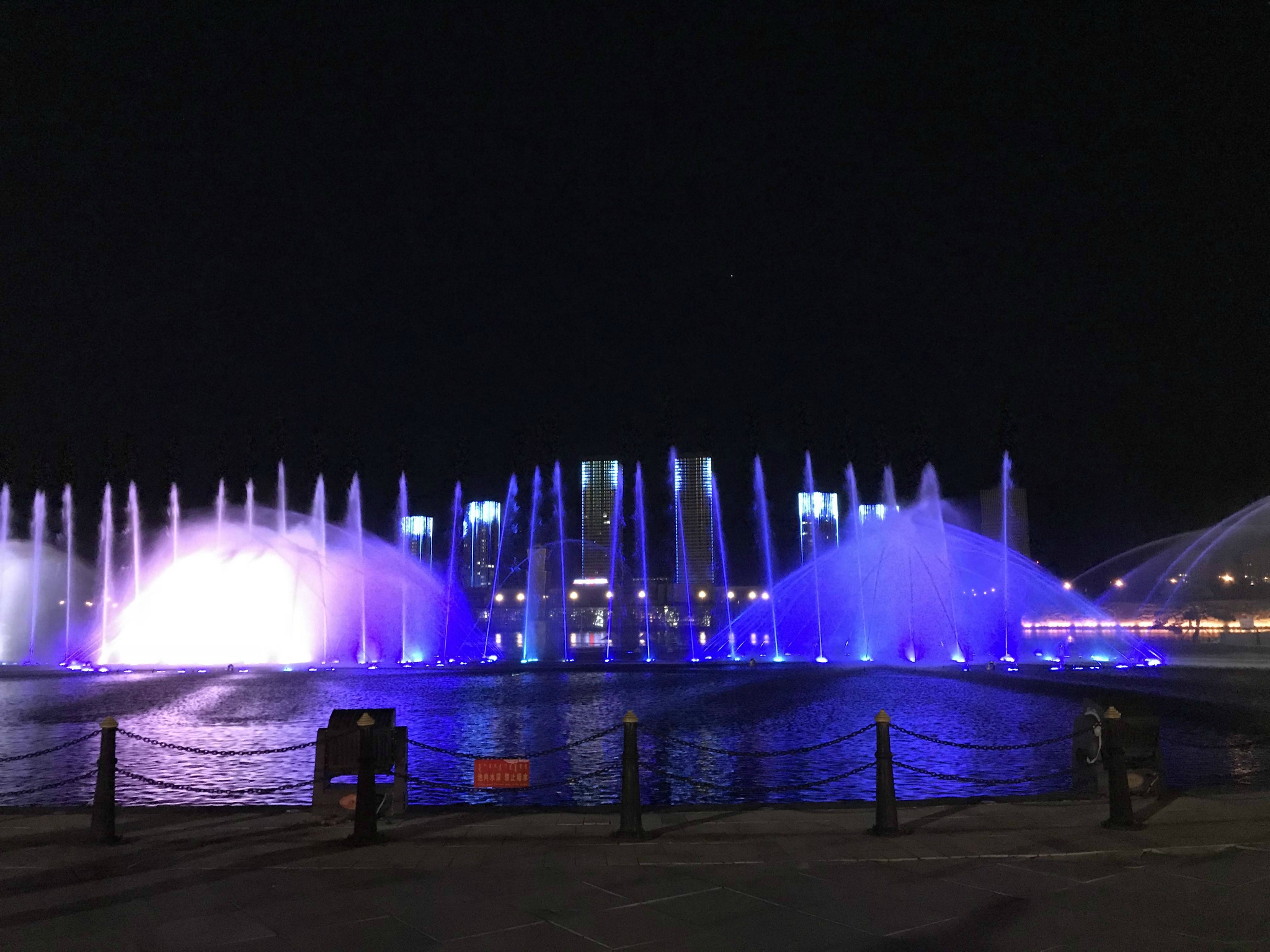 【携程攻略】鄂尔多斯康巴什旅游区景点,鄂尔多斯康巴什景区夜景很漂亮，人工湖音乐喷泉号称世界最大，的确不…