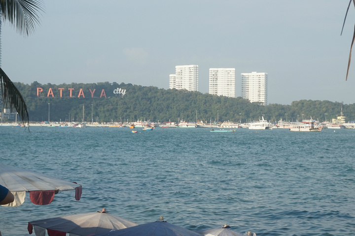 "泰国的芭提雅现在人是非常少的，我去的那会人是非常多的，在海上玩各种水上项目，出海到小岛上玩水，..._芭提雅海滩"的评论图片