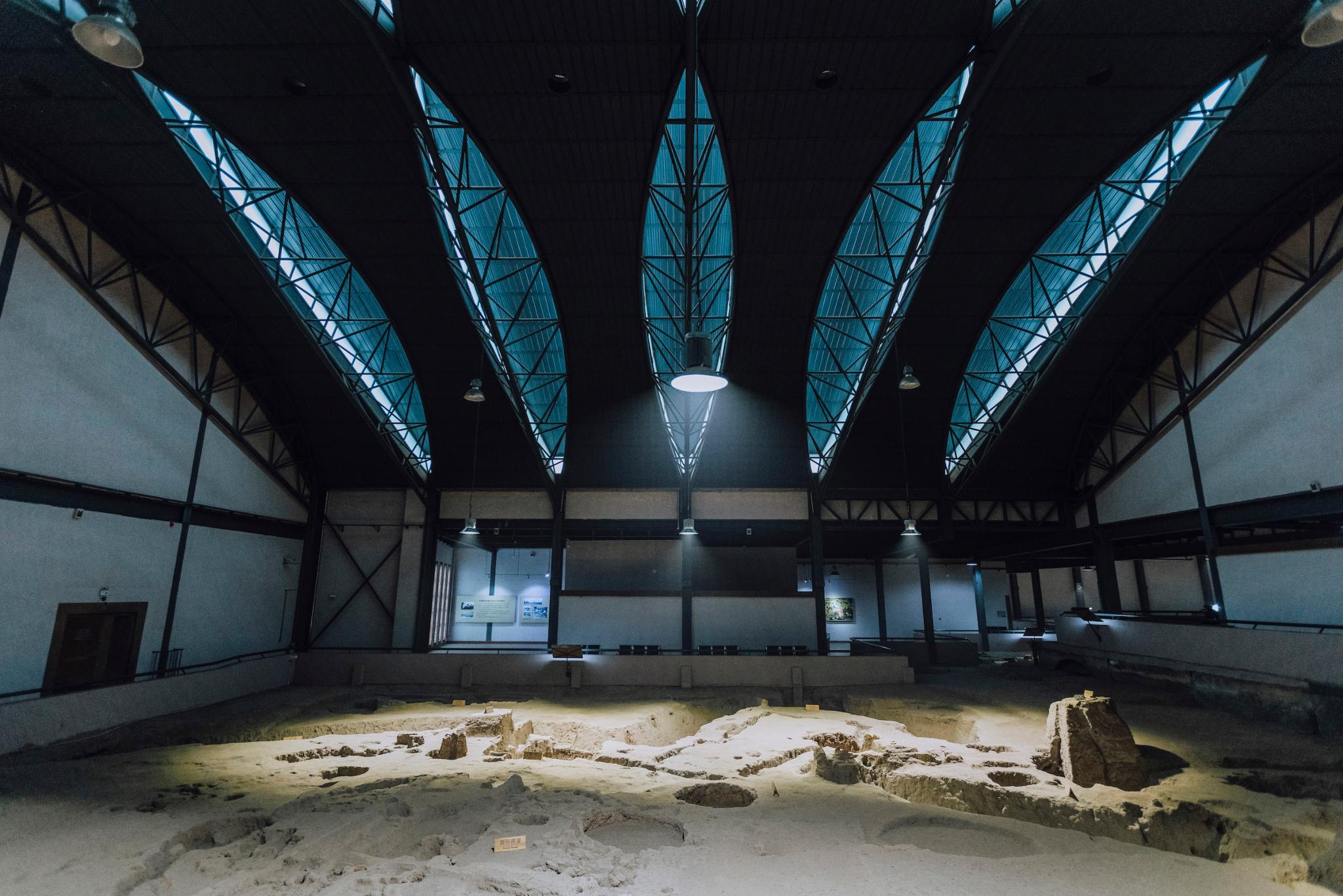 主要展出半坡遗址和姜寨遗址出土的原始先民使用过的生产工具生活用具