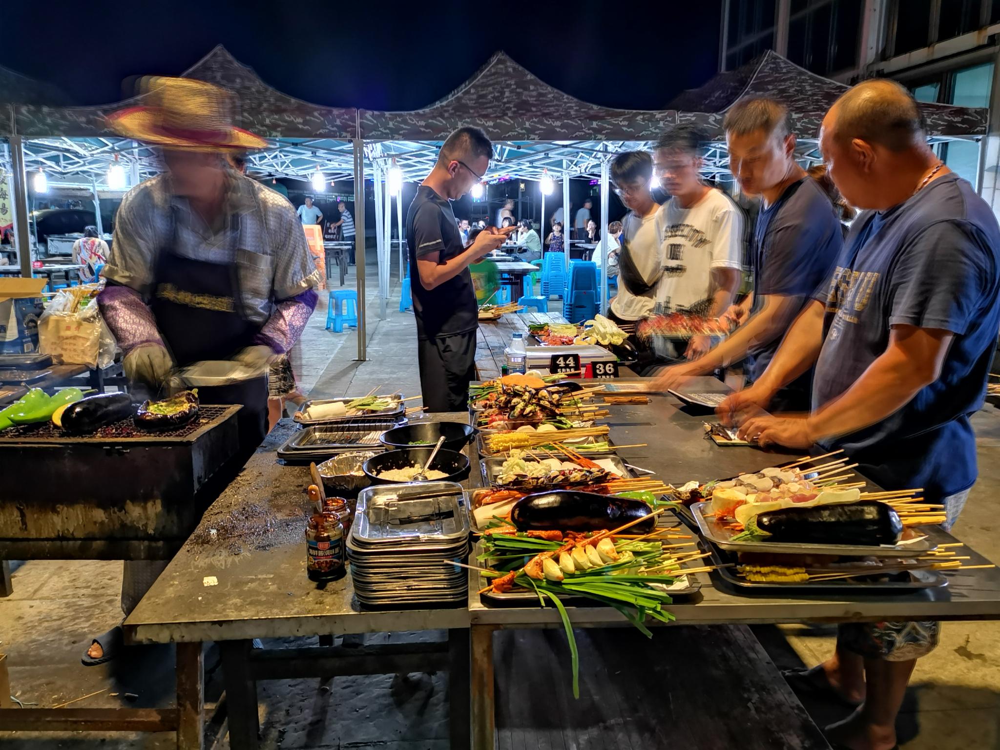 大门夜景.也算第一天没有白白浪费.