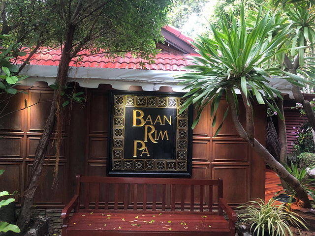 "多次入选泰国前十的最佳餐厅之一。晚餐在一家悬崖落日餐厅用餐，想吃比较地道的传统泰国菜，这里强烈推荐_Baan Rim Pa"的评论图片