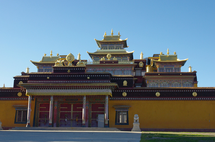 "格尔登寺是四川境内最大格鲁教派寺院，位于阿坝县城西北角，寺院建筑鳞次栉比，颇为壮观_格尔登寺院"的评论图片