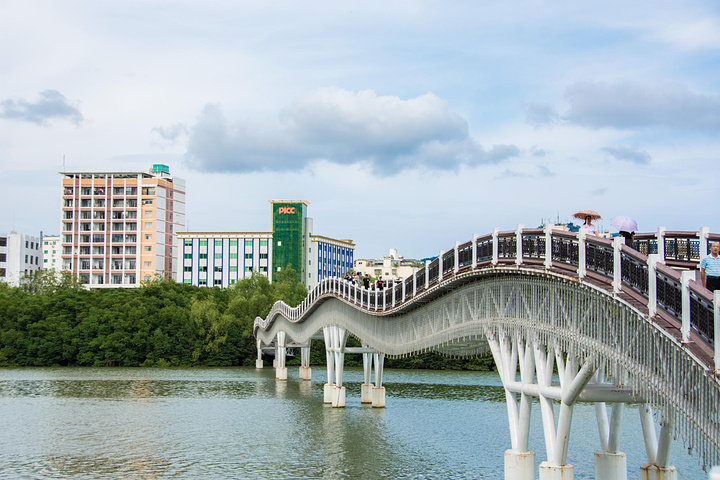 "饭后的闲暇时光，走在三亚河两岸的步栈道上，感受海面上拂来的缕缕清风，三亚人午后的悠闲可能就是这般了_三亚河"的评论图片