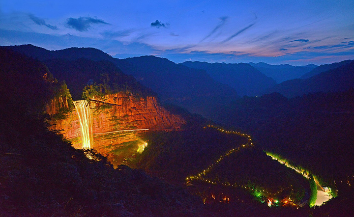 只见山崖上一条白瀑跌落而下水声如雷震撼山谷还没到观景点已经听到