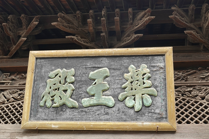 位于中轴线上的建筑有:琉璃照壁,悬鉴楼,石牌坊,大拜殿,春秋楼(已毁于