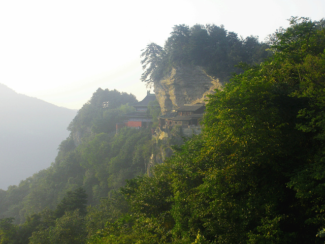 "南岩|武当山最美的一岩也是最为险峻的一处，也是武当山自然景观与人文景观集合得最美的一处_南岩"的评论图片