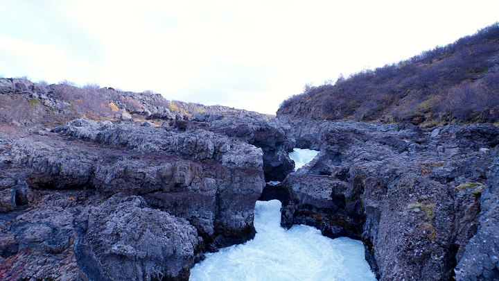 "这个瀑布的名字也叫Barnafoss Waterfall（ 冰岛语_Barnafoss"的评论图片
