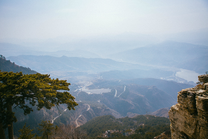 風景這邊獨好必須拍一張你一張我一張北嶽廟建在山腰的峭壁間規模很大