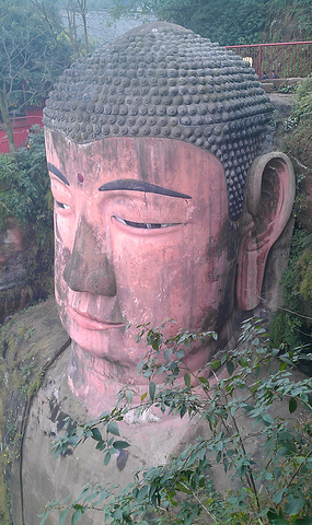 观赏睡佛的最佳地点是在乐山古城东迎春门码头一带在这里感受佛教文化