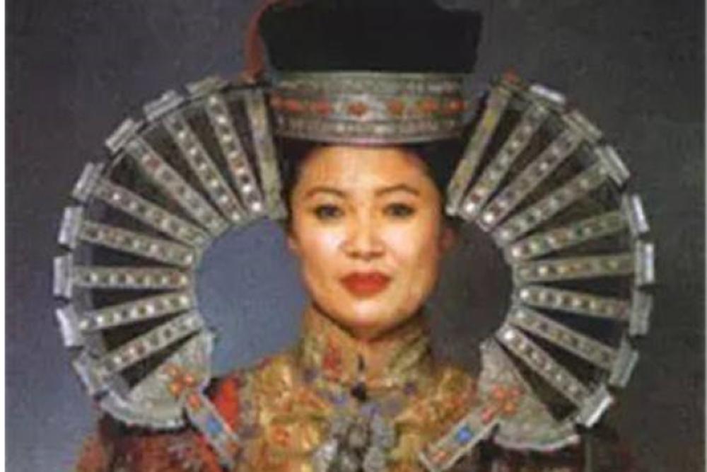四子王旗——蒙古妇女“牛角”头饰