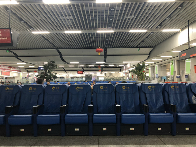 深圳火车站是深圳比较老的火车站了在罗湖紧邻罗湖口岸火车站周边没