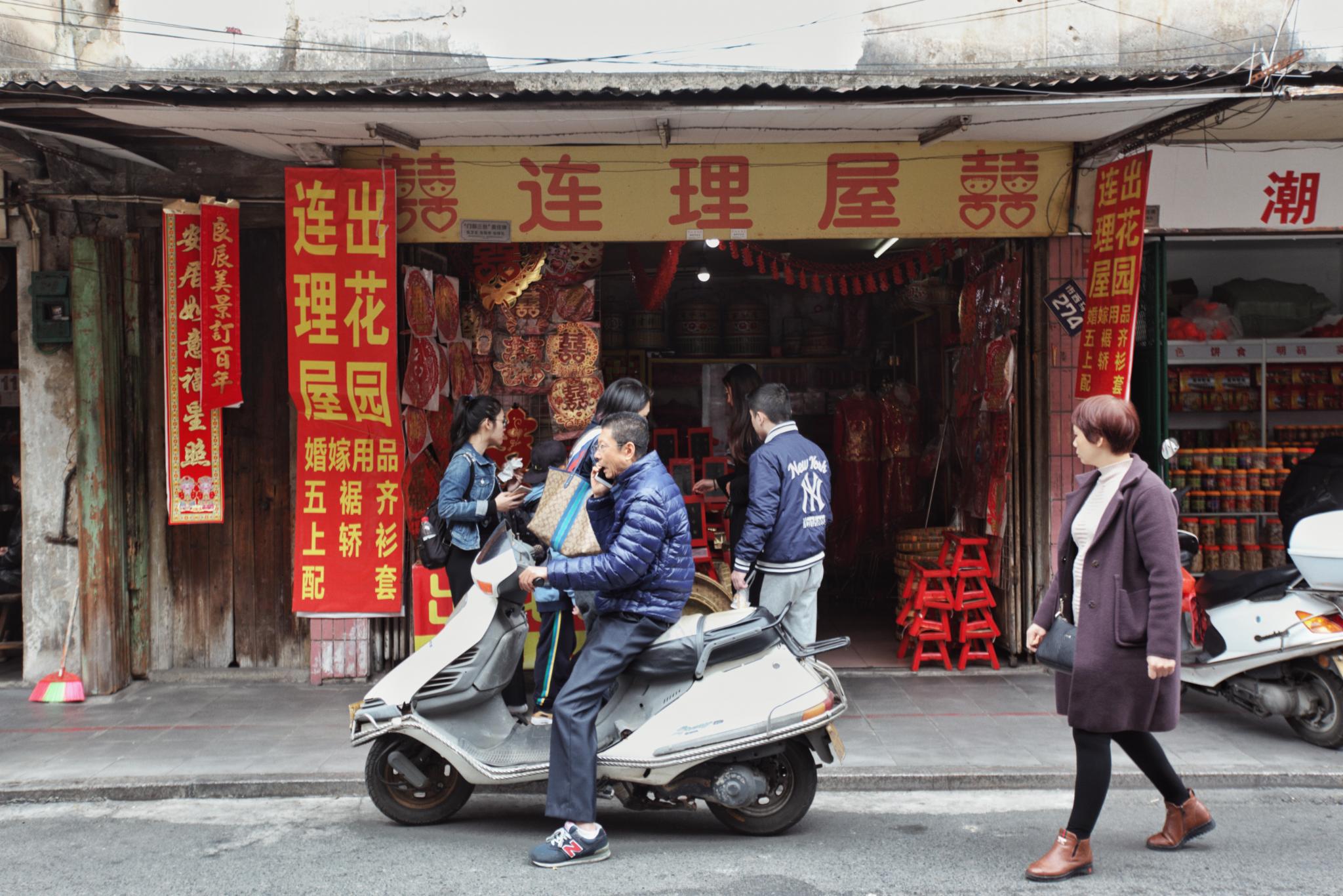 在潮汕地区有一个独具特色的成人礼习俗叫做出花园办外甥因此这一天