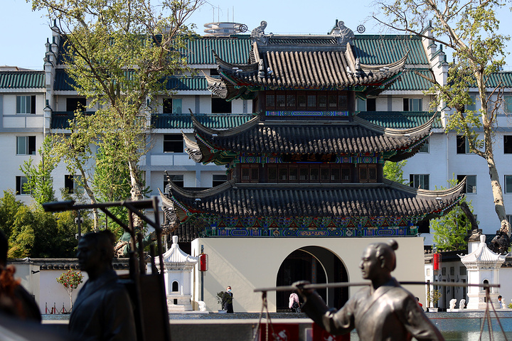 "现在是蜚声中外的旅游胜地，也是中国最大的传统古街市。 街上车水马龙，绿树成荫。 似什么？ 美食_夫子庙"的评论图片