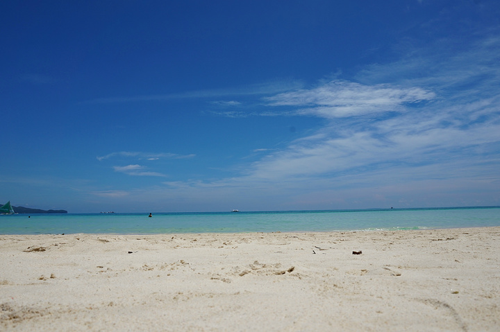 "长滩岛的沙滩只有在晴天的时候景色是最好的，中午的时候没什么人，去沙滩上走走，蓝色的天空和大海，..._白沙滩"的评论图片