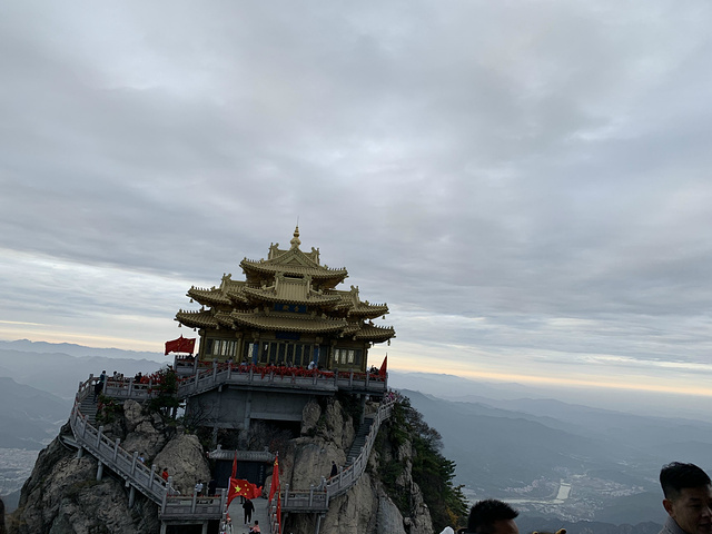 下山途中山崖上的一片霞光邂逅多日不见的泰阳下山时天已黑透了近九点