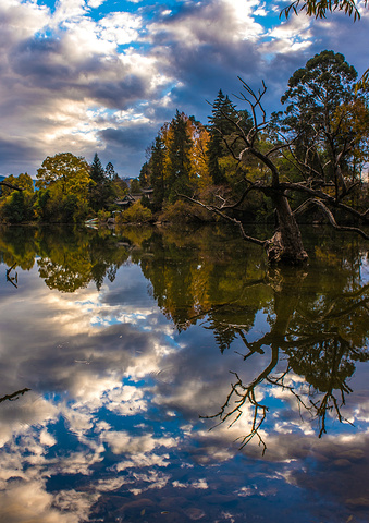 象山半壁也映入水中使黑龙潭山中有水水中有山山水相