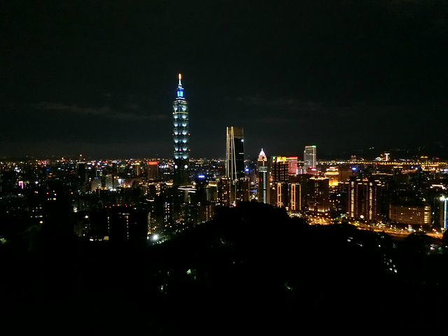"台湾的夜景嘛，当然是要在塔外看。我们决定带着箱子爬象山哈哈哈。而且还要登高望远地看。最后！最后！终于_象山"的评论图片
