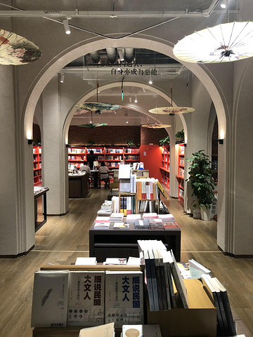 "而位于世纪汇广场里面的这家几何书店又是一个很适合逛的一个书店，这家店的设计很有个性的，像城堡内..._几何书店(世纪汇广场店)"的评论图片