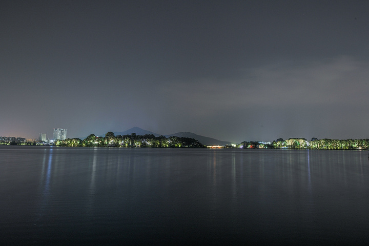 "玄武湖的风光很美，景色绝对不输给杭州西湖，但是这里绝对比杭州西湖更加安静，在这里漫步真的是一种享受_玄武湖景区"的评论图片