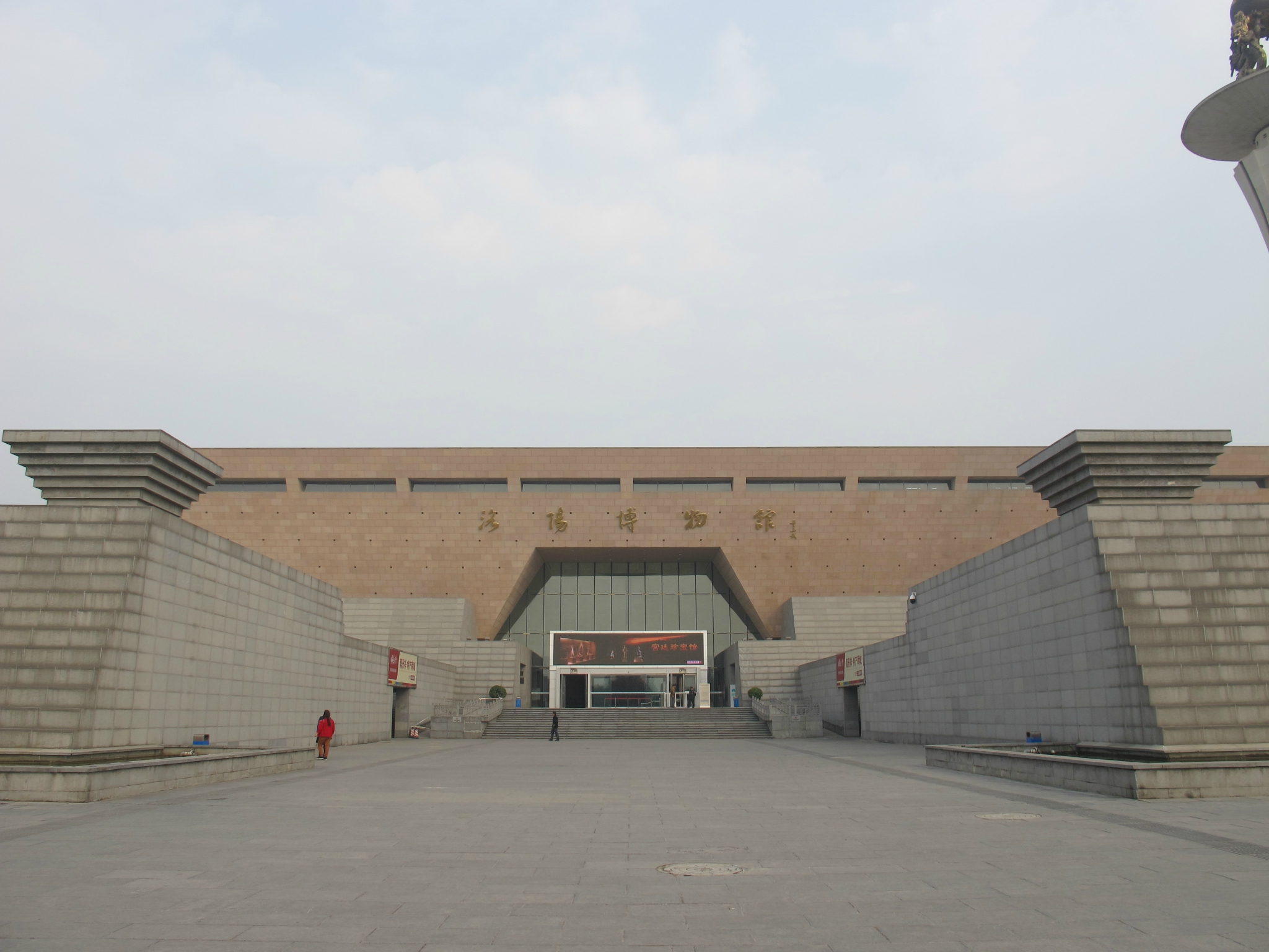 门票讲解洛阳博物馆目前是免费开放只需要凭身份证领票参观但是个人