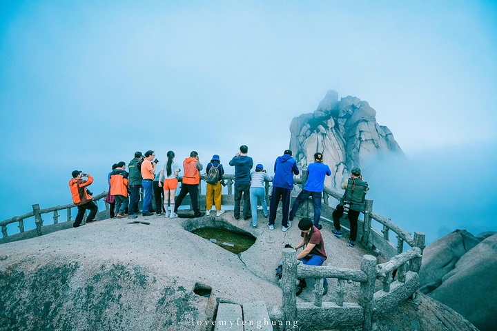 "...，这些远看似古堡魏立的天柱山岩石，在西关群峰垂直节理中非常发育，形成了横看成岭侧成峰的美丽景致_天柱山"的评论图片