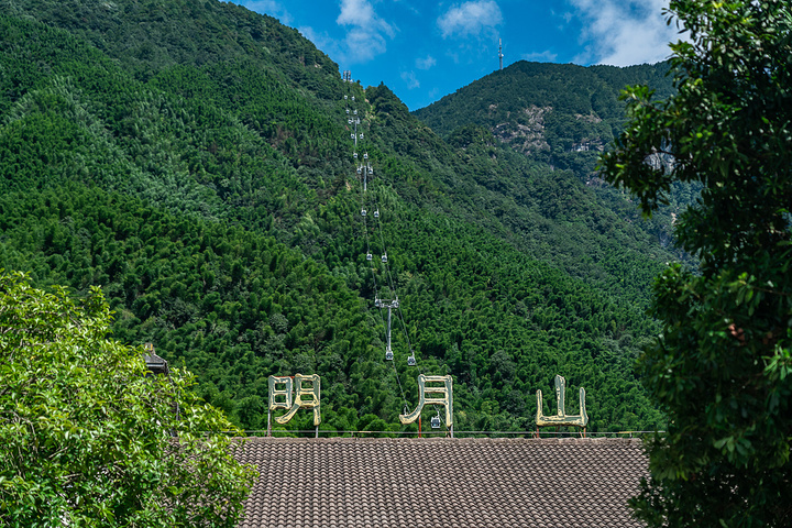 背乘坐缆车上山绝对是一种享受不仅可以从高处领略明月山秀美风光更