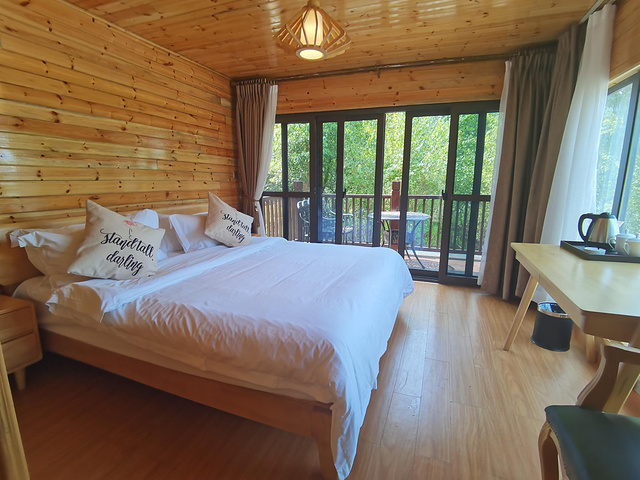 感受一下古剑山露营基地的特色房车或木屋,定会带给你别样的住宿体验