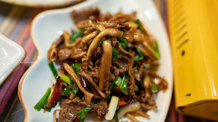 "美食推荐火锅怎能少了鲜牛肉，肉质鲜嫩，味道鲜美，蔬菜也必不可少，我们点了娃娃菜和豆尖。餐厅环境_我在大理等你"的评论图片