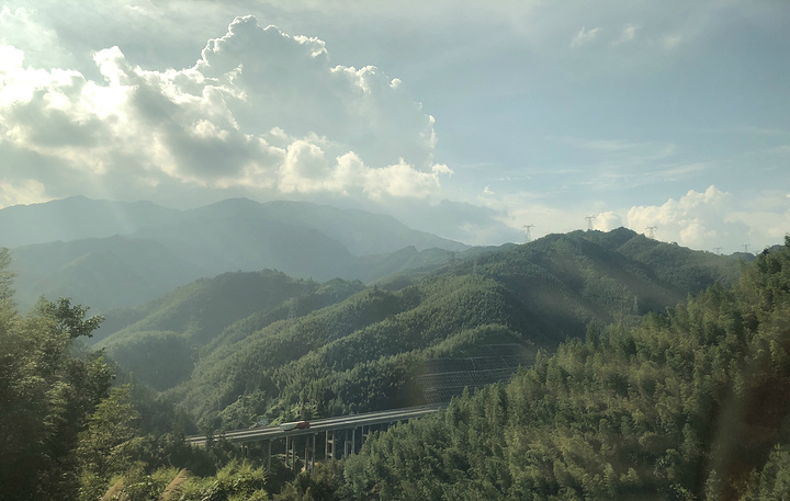 "龙脊梯田是桂林旅游中非常热门的景点之一，龙脊梯田景区内，又分3个梯田，游客去的比较多的是金坑梯..._龙脊梯田风景名胜区-金坑梯田"的评论图片