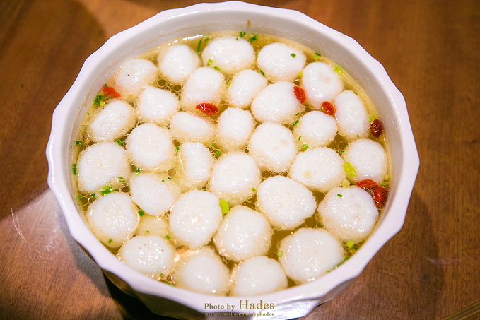 临川藕丝以鲜藕切成粉丝状,烹调入味,口感脆嫩,极具特色;南丰鱼丸汤用