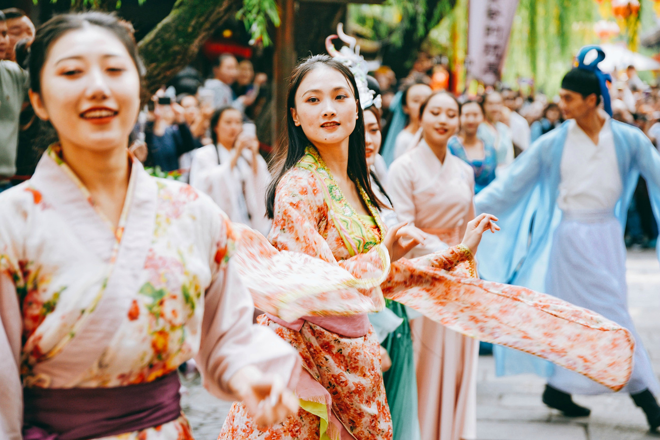 宋城的演員出美女,走在景區內,隨時隨地都可以看到身著漢服的宋城演員