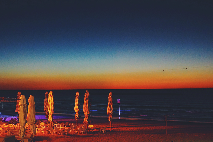 "本以为落日是最美的景象霞光随着夜色发生着变化我们一路奔跑到海边，不顾鞋子里浸满了沙_特拉维夫港口"的评论图片