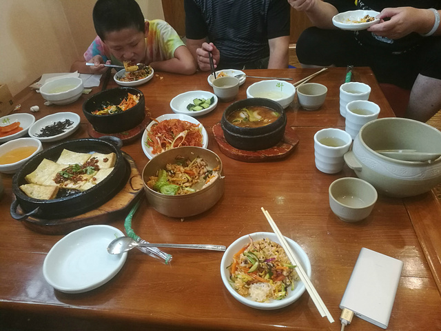 "细细的搅拌，每口都有着多重滋味，这家餐厅是丹东数一数二的专营店，除了传统拌饭，还可以吃到其他韩国菜哦_全州拌饭馆"的评论图片