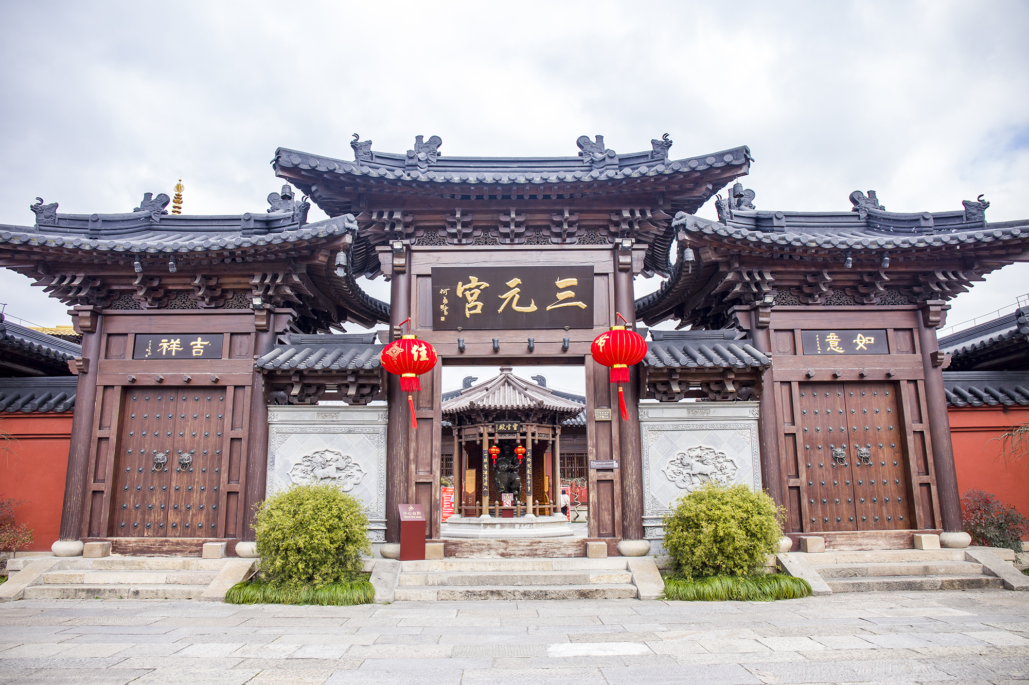 广富林古文化遗址朱雀门的设计也市特别宛若被破坏的断垣残壁赫然的几