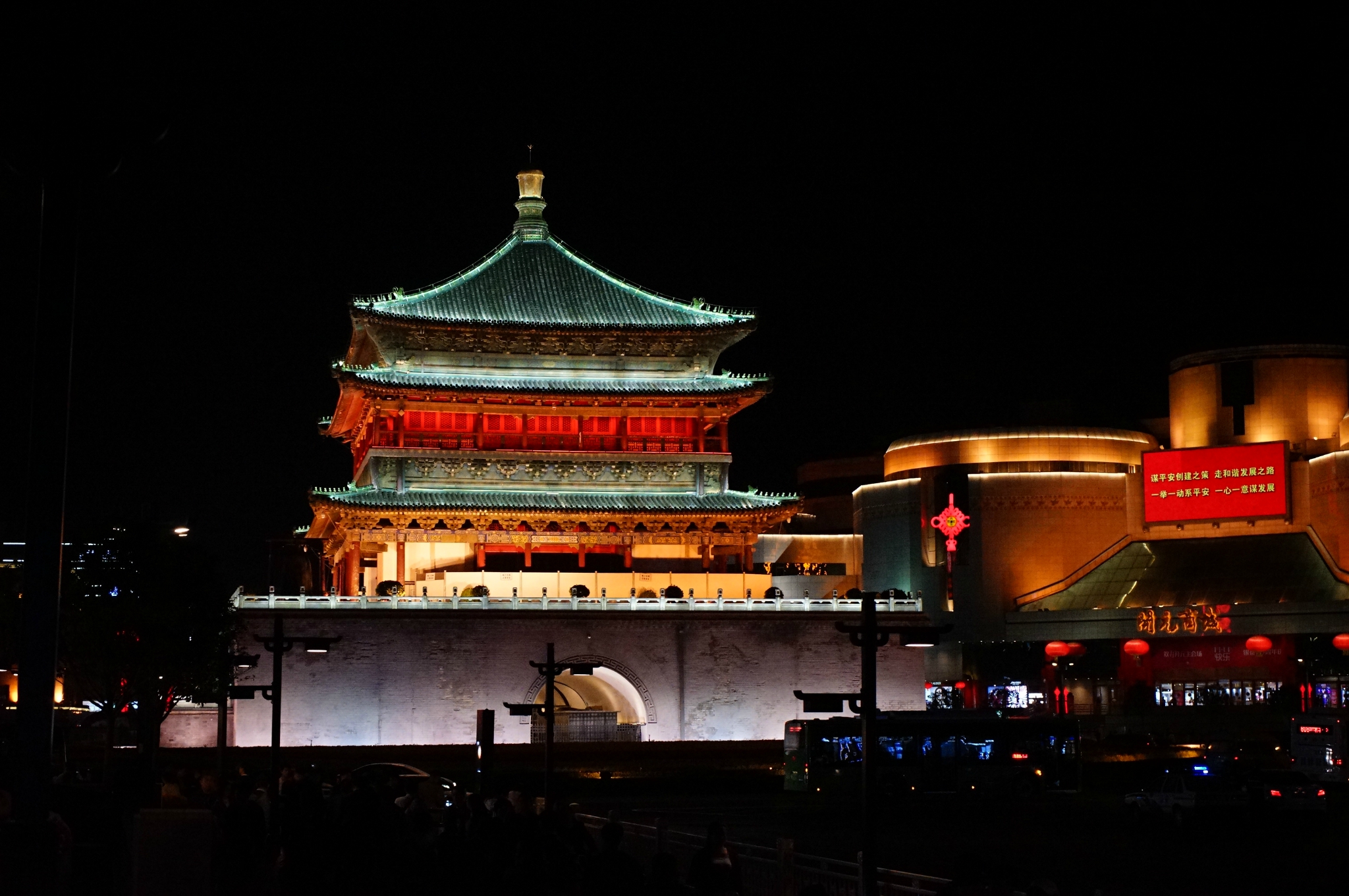 21西安钟楼游玩攻略 西安钟楼夜景 小吃街的名气 去哪儿攻略