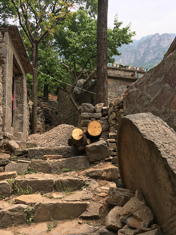 "郭亮村，进村四处处走走，也可晚上住在这里感觉一下山里人的生活。这可真有点历史了。随便解决一下午餐_中华影视村-郭亮村"的评论图片