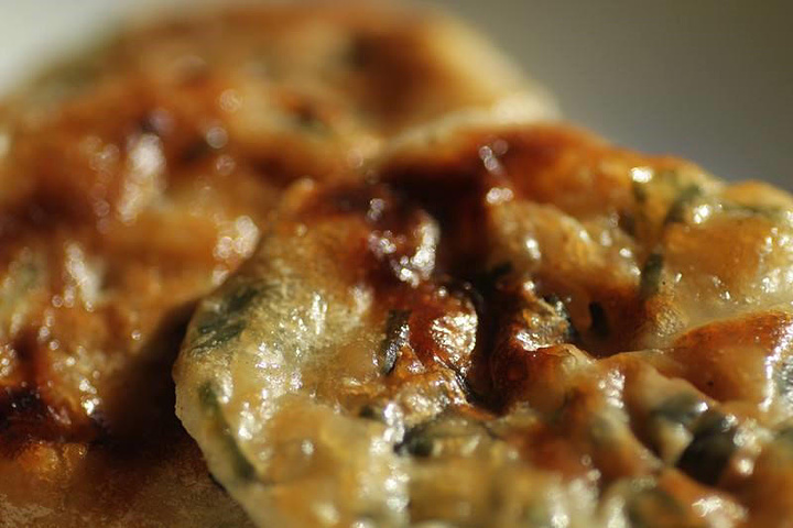 清明粿:青绿色用特殊的草和米粉做的外皮,里面可以选择包芋头丝,腌菜