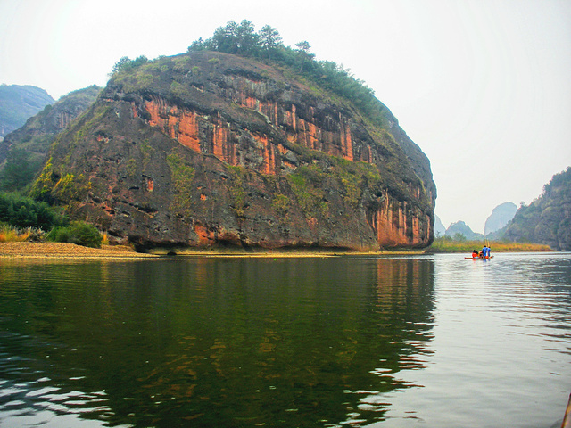 龙虎山全程游览票260元(含大门票,观光车,竹筏漂流),景区内景点分散