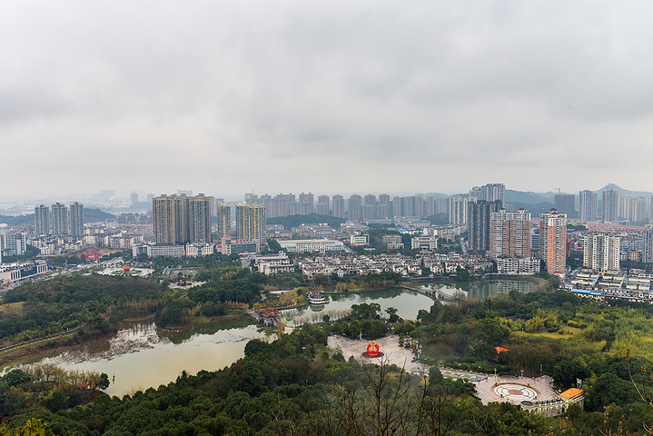 公园里最标志性的建筑是位于山顶的昌黎阁它是为了纪念唐宋八大家之首