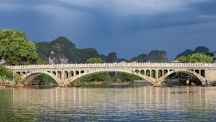 "从桂林到阳朔，仅需要四十分钟左右的车程即可到达，滚动发车的旅行大巴源源不断的将游客送到这片山水之间。_工农桥"的评论图片
