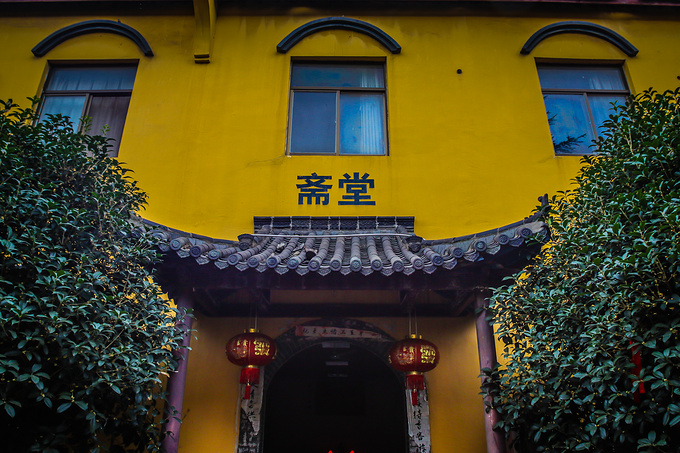 如今的铜佛寺仅有两间破旧的亭子,寺庙内有"大雄宝殿"等建筑,原中国