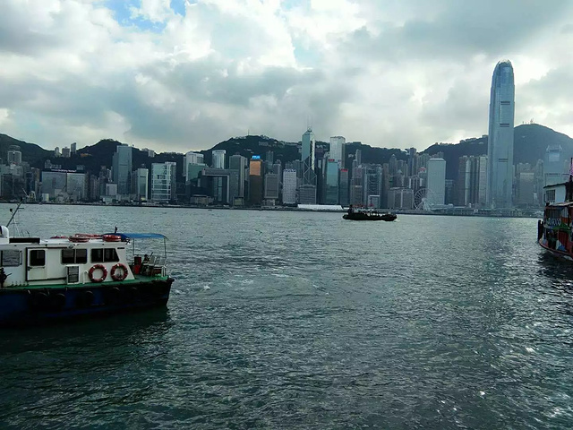 "当时刚好星光大道再维修，没有观光上，但是有维港风景补上，那天阳光普照，天气极好！香港从前的一些照片_维多利亚港"的评论图片